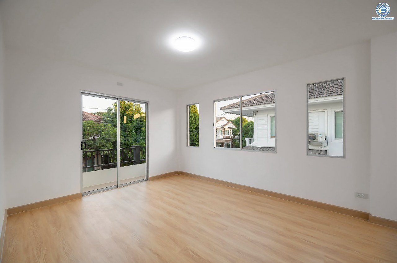 บ้านมือสองตกแต่งใหม่ โครงการ พฤกษ์ลดา ติวานนท์-ราชพฤกษ์ แบรนด์ L&H เนื้อที่ 50.2 ตร.ว. ฟังก์ชัน 3 ห้องนอน 2 ห้องน้ำ จอดรถได้ 2 คัน บ้านสไตล์มินิมอล ดูอบอุ่นน่าอยู่อาศัย บนทำเลติดใหญ่ ถนน 345 เชื่อมต่อหลายน ถนนราชพฤกษ์ ถนนชัยพฤกษ์ ถนนศรีสมาน ใกล้ทางด่วน "ศรีสมาน"...